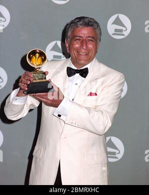 LOS ANGELES, CALIFORNIA. 24 febbraio 1993: Il cantante Tony Bennett al Grammy Awards 1993 a Los Angeles. Foto file © Paul Smith/Featureflash Foto Stock
