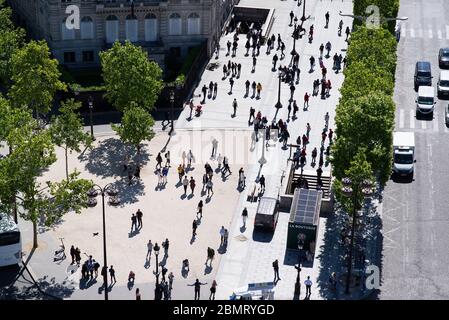 Parigi. Francia - 15 maggio 2019: Folla di pedoni su Avenue des Champs Elysees. Vista dall'Arco di Trionfo a Parigi. Francia. Foto Stock