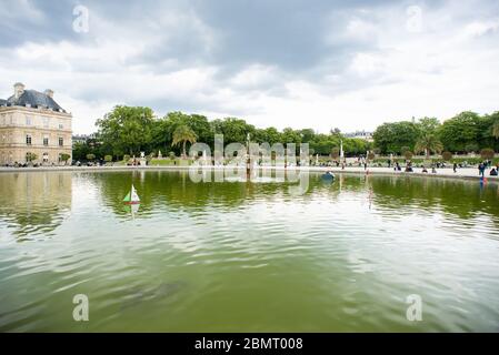 Parigi. Francia - 17 maggio 2019: Stagno con piccole barche a vela tradizionali in legno nel giardino del Lussemburgo di fronte al Senato francese. Palazzo di Lussemburgo. Foto Stock