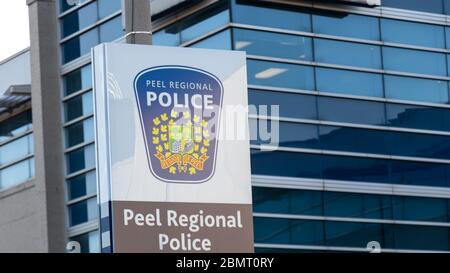 Spellare il badge e il testo della polizia regionale su un cartello di fronte a una stazione di polizia vicino a Toronto Pearson a Mississauga. Foto Stock