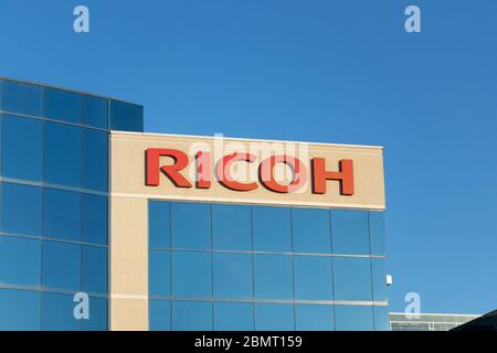 Ricoh logo, una multinazionale giapponese di imaging ed elettronica nel loro ufficio vicino Toronto in chiaro giorno. Foto Stock