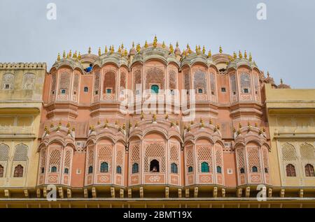 Hawa mahal aka il palazzo del vento è un importante luogo turistico di Jaipur nel Rajasthan, India Foto Stock