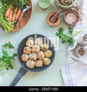 Deliziose palle di grano saraceno fritte in padella sullo sfondo del tavolo da cucina con condimenti ed erbe. Vista dall'alto. Concetto di vega sano fatto in casa Foto Stock