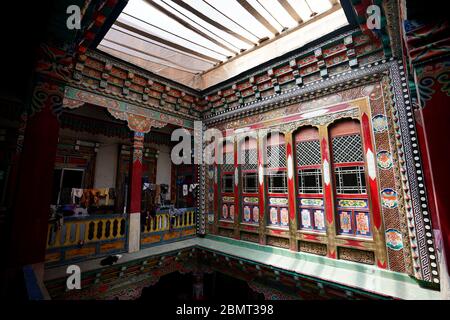 Zongang. 9 maggio 2020. La foto scattata il 9 maggio 2020 mostra una residenza al villaggio di Junyong nella città di Dobbar Township della contea di Zongang nella città di Qamdo, regione autonoma del Tibet della Cina sudoccidentale. Dobbar Township è stata una tappa importante sulla strada del cavallo del tè antico, una carovana storica e una rotta commerciale nella Cina sud-occidentale. Persone di culture diverse si erano incontrate qui per fare affari. Generazioni di scambi culturali hanno contribuito a plasmare lo stile unico delle residenze locali di Dobbar. Credit: Wang Zehao/Xinhua/Alamy Live News Foto Stock