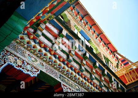 Zongang. 9 maggio 2020. La foto scattata il 9 maggio 2020 mostra una residenza al villaggio di Junyong nella città di Dobbar Township della contea di Zongang nella città di Qamdo, regione autonoma del Tibet della Cina sudoccidentale. Dobbar Township è stata una tappa importante sulla strada del cavallo del tè antico, una carovana storica e una rotta commerciale nella Cina sud-occidentale. Persone di culture diverse si erano incontrate qui per fare affari. Generazioni di scambi culturali hanno contribuito a plasmare lo stile unico delle residenze locali di Dobbar. Credit: Wang Zehao/Xinhua/Alamy Live News Foto Stock