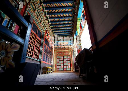 Zongang. 9 maggio 2020. Foto scattata il 9 maggio 2020 mostra decorazioni interne di una residenza al villaggio di Junyong a Dobbar Township della contea di Zongang nella città di Qamdo, regione autonoma del Tibet della Cina sudoccidentale. Dobbar Township è stata una tappa importante sulla strada del cavallo del tè antico, una carovana storica e una rotta commerciale nella Cina sud-occidentale. Persone di culture diverse si erano incontrate qui per fare affari. Generazioni di scambi culturali hanno contribuito a plasmare lo stile unico delle residenze locali di Dobbar. Credit: Wang Zehao/Xinhua/Alamy Live News Foto Stock