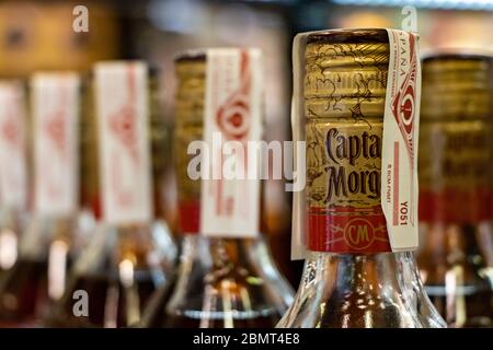 Aeroporto, palma, mallorca, spagna, 2019 aprile 14: Il rum Captain Morgan viene venduto nel duty free store Foto Stock