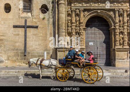 Carrozza a cavallo presso il priorato di chiesa in El Puerto de Santa Maria, Spagna Foto Stock