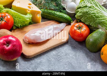 Immagine concettuale di un equilibrio di cibo sano con frutta e verdura alimentazione della carne e la dieta immagine con copyspace Foto Stock