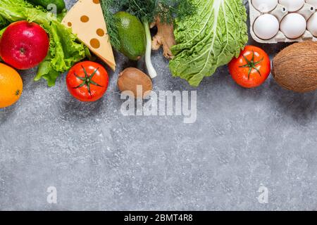 Immagine concettuale di un equilibrio di cibo sano con verdure e frutta. Nutrizione e immagine di dieta con copyspace Foto Stock