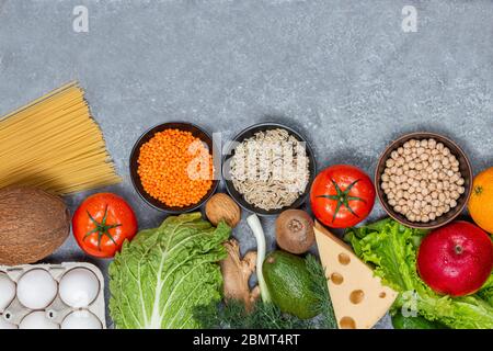 Immagine concettuale di una dieta equilibrio alimentare con verdure e frutta. Nutrizione e immagine di dieta con copyspace Foto Stock