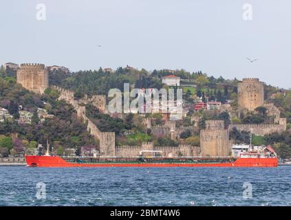 Una fortezza massiccia costruita sul lato europeo di Bosforo, il Rumelihisari (Castello Rumeliano) è uno dei principali punti di riferimento di Istanbul Foto Stock