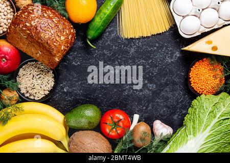 Immagine concettuale di un sano equilibrio alimentare con verdure e frutta. Nutrizione e immagine di dieta con copyspace Foto Stock