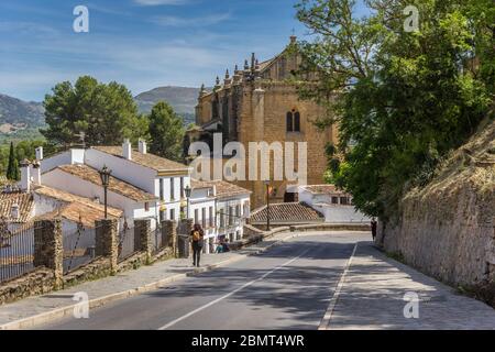 Strada che conduce alla chiesa di Espirituu Santo a Ronda, Spagna Foto Stock