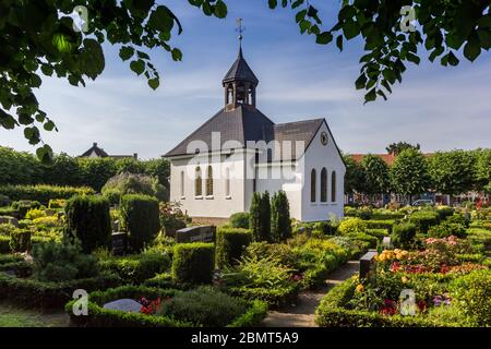 Piccola cappella bianca al cimitero di Schleswig, Germania Foto Stock