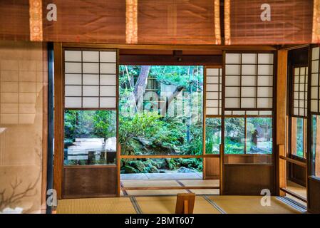 Sala da tè e giardino in casa Samurai famiglia Nomura nel quartiere storico di Nagamachi, Kanazawa, Giappone. Foto Stock