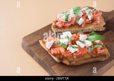 Bruschetta italiana con pomodori, mozzarella e basilico Foto Stock