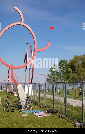 Costanza, Deutschland. 9 maggio 2020. A causa della diffusione del virus corona, la Svizzera e la Germania hanno chiuso i confini. Ora la conversazione avviene presso la recinzione di confine. Konstanz, 9 maggio 2020 | utilizzo nel mondo Credit: dpa/Alamy Live News Foto Stock