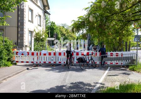 Costanza, Deutschland. 9 maggio 2020. A causa della diffusione del virus corona, la Svizzera e la Germania hanno chiuso i confini. Ora la conversazione avviene presso la recinzione di confine. Konstanz, 9 maggio 2020 | utilizzo nel mondo Credit: dpa/Alamy Live News Foto Stock