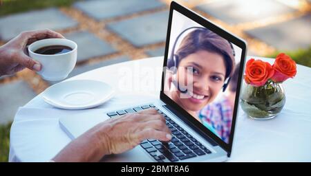Donna che lavora sullo schermo del computer portatile Foto Stock