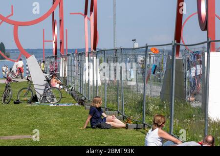 Costanza, Deutschland. 9 maggio 2020. A causa della diffusione del virus corona, la Svizzera e la Germania hanno chiuso i confini. Ora la conversazione avviene presso la recinzione di confine. Konstanz, 9 maggio 2020 | utilizzo nel mondo Credit: dpa/Alamy Live News Foto Stock