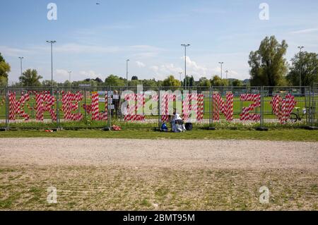 Costanza, Deutschland. 9 maggio 2020. A causa della diffusione del virus corona, la Svizzera e la Germania hanno chiuso i confini. Ora la conversazione avviene presso la recinzione di confine. Konstanz, 9 maggio 2020 | utilizzo nel mondo Credit: dpa/Alamy Live News Foto Stock