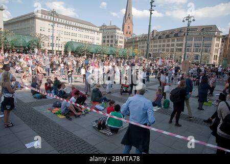 Amburgo, Germania. 9 maggio 2020. Dimostranti alla demo contro la limitazione dei diritti fondamentali a causa della pandemia di Covid-19 di fronte al Municipio di Amburgo. Amburgo, 9 maggio 2020 | utilizzo nel mondo Credit: dpa/Alamy Live News Foto Stock