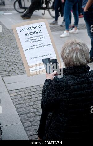 Amburgo, Germania. 9 maggio 2020. Dimostranti alla demo contro la limitazione dei diritti fondamentali a causa della pandemia di Covid-19 di fronte al Municipio di Amburgo. Amburgo, 9 maggio 2020 | utilizzo nel mondo Credit: dpa/Alamy Live News Foto Stock