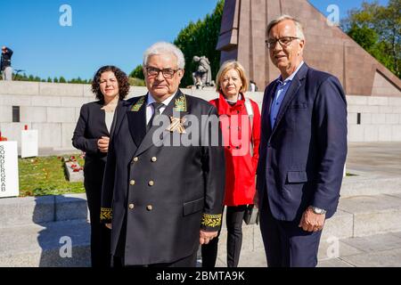 09.05.2020, Berlino, Amira Mohamed Ali (lr), presidente del gruppo parlamentare di sinistra del Bundestag, Sergei Jurjewitsch Netschajew, ambasciatore della Federazione russa nella Repubblica federale di Germania, Gesine Lotzsch (Die Linke) e Dietmar Bartsch, copresidente della sinistra del Bundestag. All'OSS War Memorial nel Treptower Park (Treptower War Memorial), un monumento commemorativo e allo stesso tempo un cimitero militare, numerosi russi e tedeschi-russi commemorano il 75° giorno di vittoria alla fine della seconda guerra mondiale con molte bandiere colorate. Il memoriale fu eretto nel 1949 Foto Stock