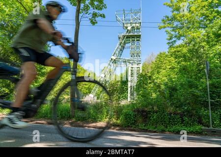 Pedalando lungo il fiume Ruhr, il lago Baldeney a Essen, tortuosa torre dell'ex colliery Carl Funke, Essen, NRW, Germania Foto Stock