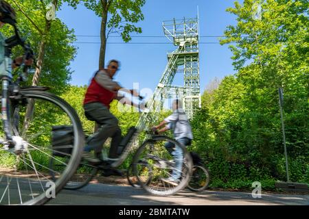 Pedalando lungo il fiume Ruhr, il lago Baldeney a Essen, tortuosa torre dell'ex colliery Carl Funke, Essen, NRW, Germania Foto Stock