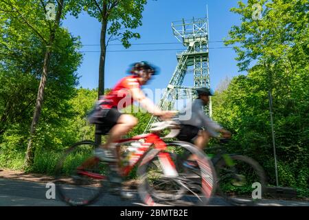 Pedalando lungo il fiume Ruhr, il lago Baldeney a Essen, tortuosa torre dell'ex colliery Carl Funke, Essen, NRW, Germania Foto Stock