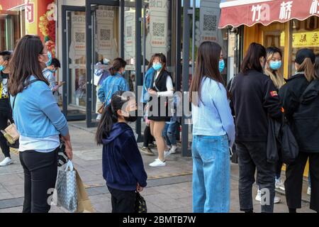 25 aprile 2020, Yinchuan, Cina: Gli acquirenti che indossano maschere facciali come misura preventiva contro la diffusione di coda di coronavirus al di fuori di un supermercato. Economia e vita all'aperto stanno lentamente tornando alla normalità a Yinchuan come il covid-19 pandemic indebolisce in Cina, (Credit Image: © Thibaud Mougin/SOPA Images via FILO ZUMA) Foto Stock