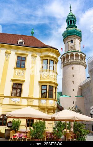 Bella architettura della torre di avvistamento incendi sulla piazza principale di Sopron Ungheria Foto Stock