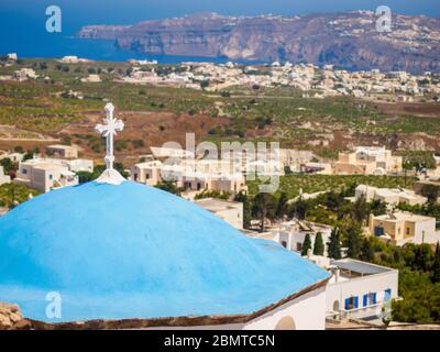 Vista sulla città di Pyrgos. Vista sull'isola di Santorini. CICLADI, Grecia. Foto Stock