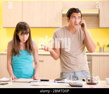 I giovani della famiglia lottando con personal finance Foto Stock