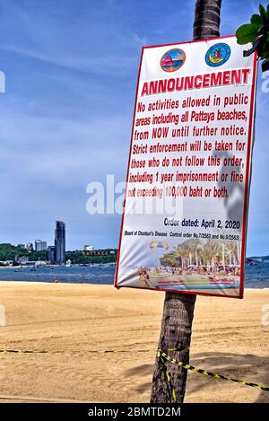 Restrizioni di blocco del coronavirus senza ingresso alla spiaggia consentito e cartello e avviso di penalità. Covid-19 problemi di salute e sicurezza. Pattaya Thailandia Foto Stock