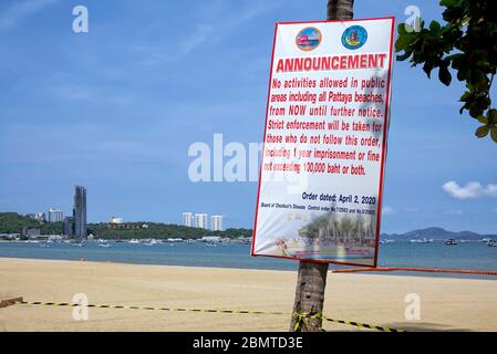 Restrizioni di blocco del coronavirus senza ingresso alla spiaggia consentito e cartello e avviso di penalità. Covid-19 problemi di salute e sicurezza. Pattaya Thailandia Foto Stock