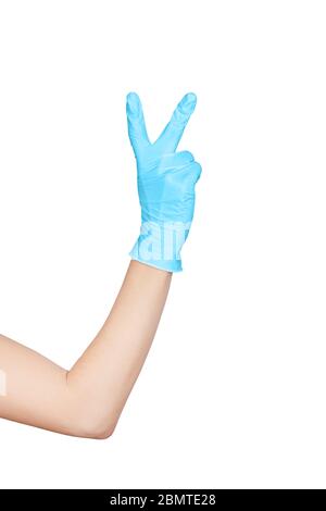Gesto di pace della mano. Segno di vittoria. Indossate un guanto monouso in lattice blu, isolato su bianco. Gesto della mano della donna o segno isolato su bianco. Foto Stock