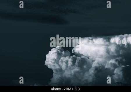 Dark drammatico Cielo e nubi. Sfondo per morte e triste concetto. Cielo grigio e soffici nuvole bianche. Il tuono e la tempesta del cielo. Triste e moody sky. Natura Foto Stock