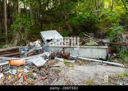 Rottami di metallo vecchio in un palo pronto per essere riciclato. Foto Stock