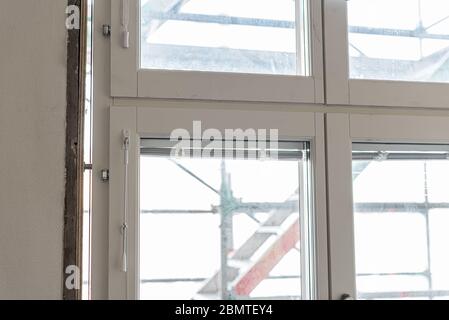 Una finestra in fase di sostituzione, vista dall'interno. Foto Stock