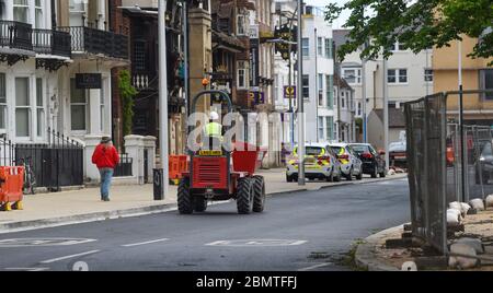 Brighton UK 11 maggio 2020 - lavoratori della costruzione e della manutenzione delle autostrade nello sviluppo dei Valley Gardens a Brighton la mattina dopo che il primo ministro britannico Boris Johnson ha annunciato le nuove linee guida per la limitazione del blocco e lo slogan 'Stay Alert' durante la pandemia COVID-19 del coronavirus. : Credit Simon Dack / Alamy Live News Foto Stock