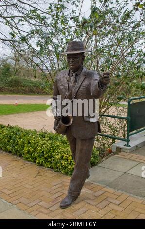 Scultura del tardo musicista jazz Sir John Dankworth, fuori dalle Stables, un locale musicale che ha creato; Wavendon, Milton, Keynes, UK Foto Stock