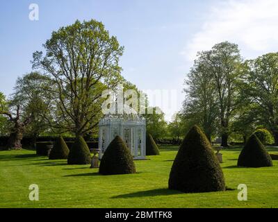 Il Parterre e la pagoda bianca ai Chenies Manor Gardens, Buckinghamshire.in Primavera 2020 Foto Stock