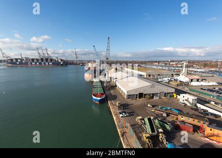 Città di Southampton, Inghilterra. Pittoresca vista elevata dei moli di Southampton, con i terminal dei container e dei veicoli sullo sfondo. Foto Stock