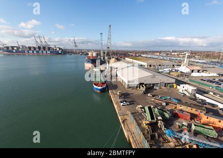 Città di Southampton, Inghilterra. Pittoresca vista elevata dei moli di Southampton, con i terminal dei container e dei veicoli sullo sfondo. Foto Stock