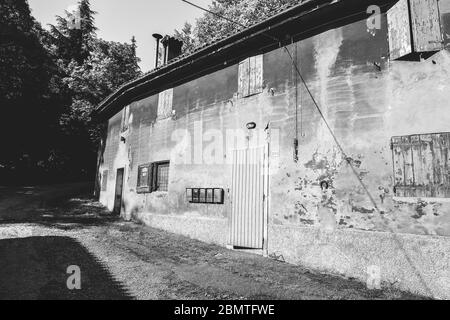 Vecchio edificio muro in bianco e nero Foto Stock