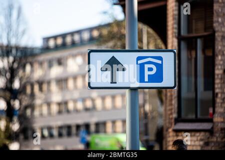 Cartello che indica la direzione per un garage.. Foto Stock