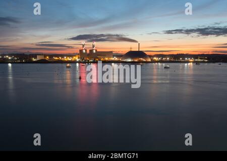 Città di Southampton, Inghilterra. Vista pittoresca del tramonto sul fiume Test con il Parco industriale Marchwood sullo sfondo. Foto Stock